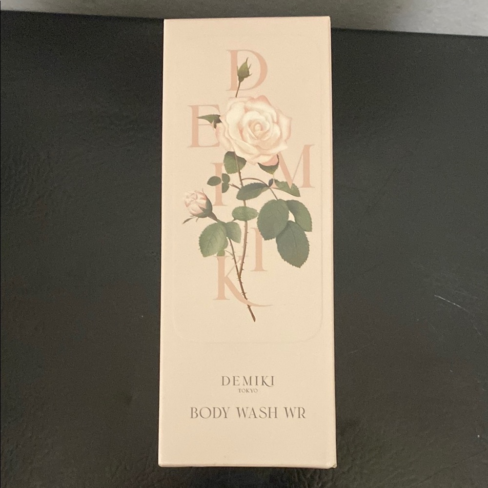 Demiki Body Wash WR with Floral Design
